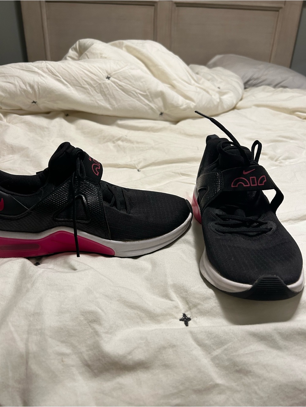 Nike Women's Black and Pink Athletic Sneakers